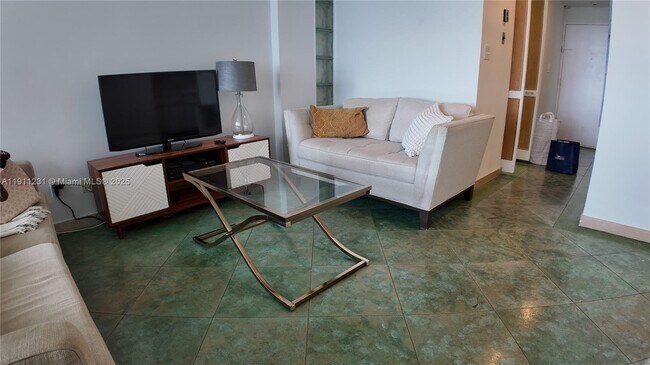 Building Photo - 100 Lincoln Rd