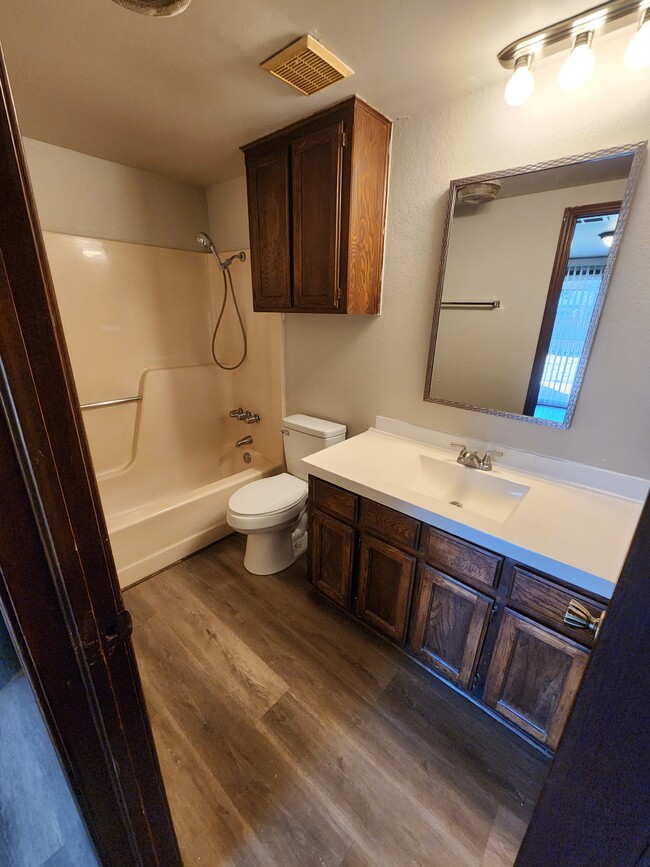 Main Bathroom En-Suite - 3028 SW 86th St