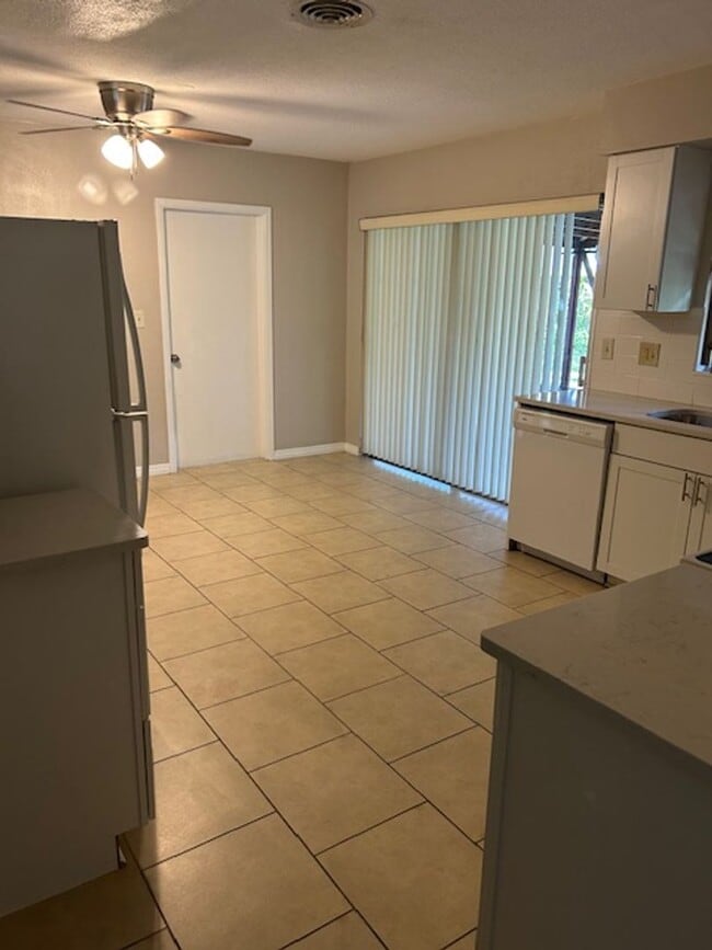 Building Photo - Beautifully landscaped 2/1/1 Jungle Prada ...