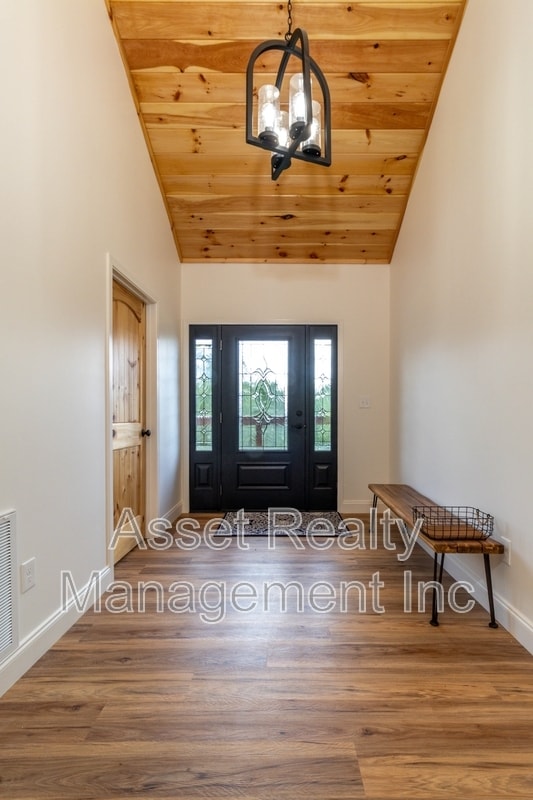 Building Photo - 915 River Cliff Dr