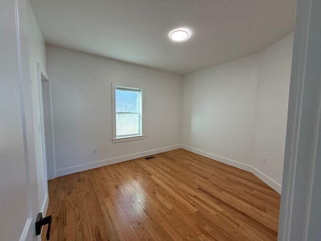 Building Photo - 33 Elmwood St