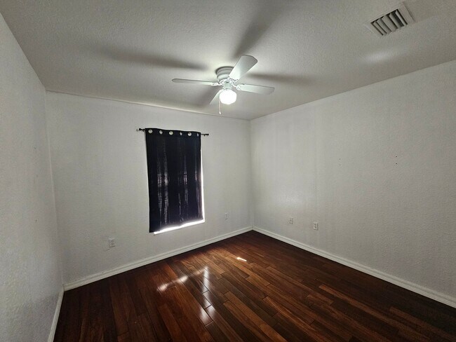 Building Photo - BEAUTIFUL 3 BED / 2 / BATH /2 CAR GARAGE (...