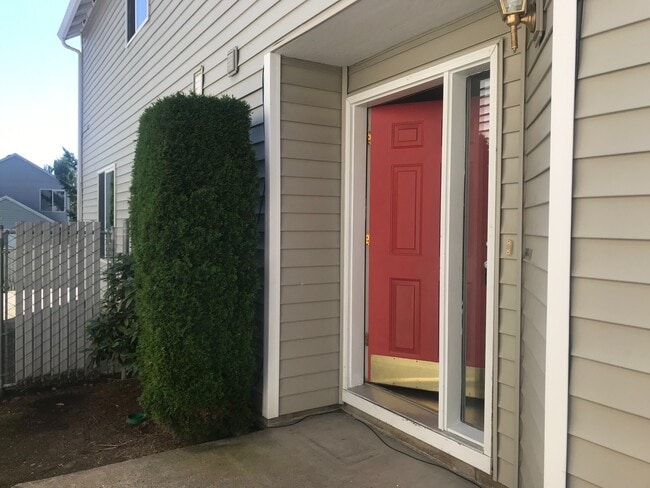 Building Photo - Spacious Townhouse in Great Central Locati...