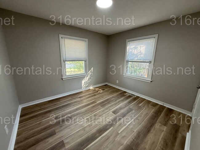 Building Photo - $995 - 3 bed 1 bath - Single Family Home