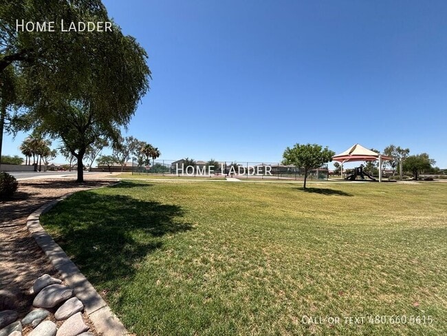Building Photo - 10453 E Cliffrose Ln