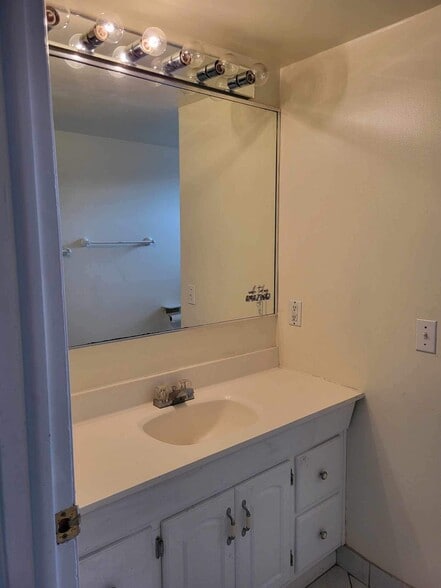 Building Photo - 4 Dr Knapp Rd S