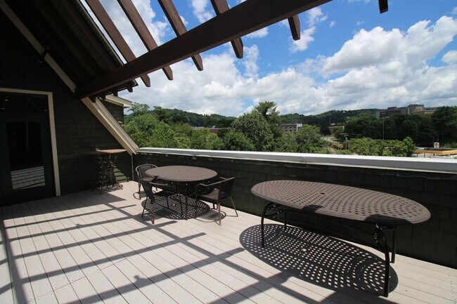 Building Photo - Downtown - Modern Condo minutes from the c...