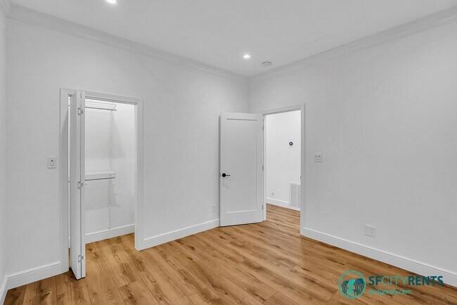 Building Photo - Russian Hill: Recently Remodeled Flat with In-Unit Washer & Dryer & A/C