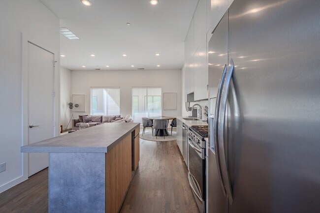 Building Photo - Modern Townhome with Dual Primary Suites & 2-Car Garage | Knox-Henderson / Lower Greenville