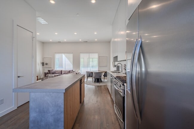 Building Photo - Modern Townhome with Gated Private Lawn & Dual Primary Suites & 2-Car Garage | Knox-Henderson / L...