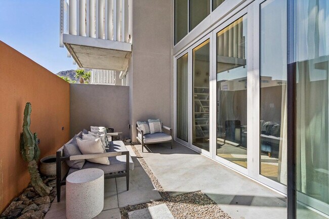 Building Photo - 5455 E Lincoln Dr