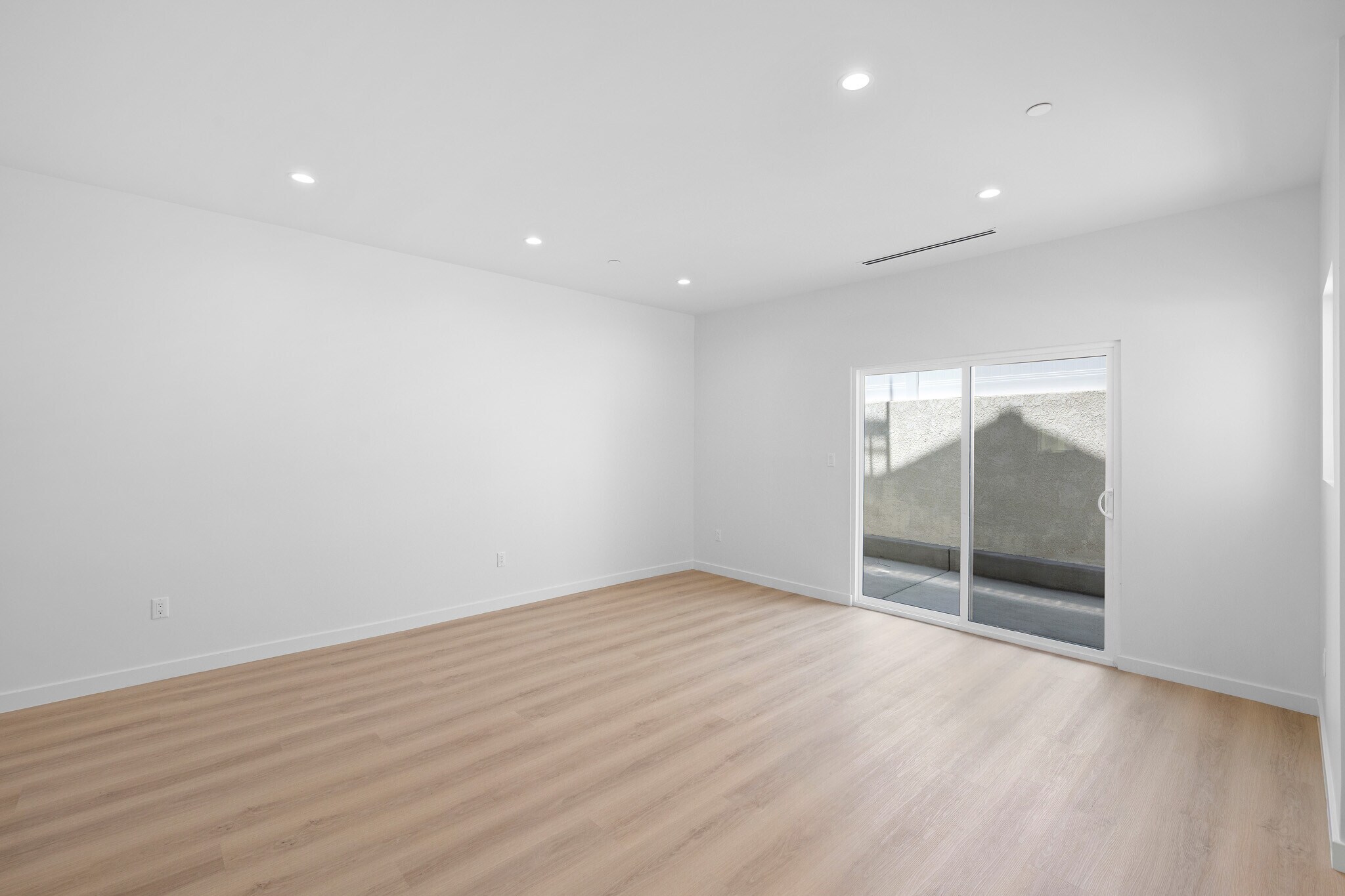 Building Photo - 8460 Glencrest Dr