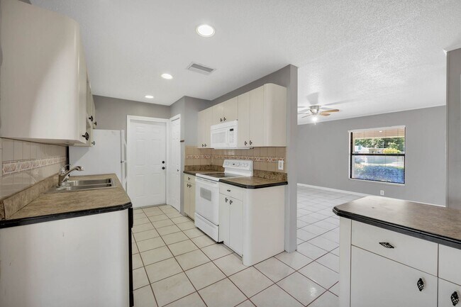 Building Photo - 8101 Alveron Ave