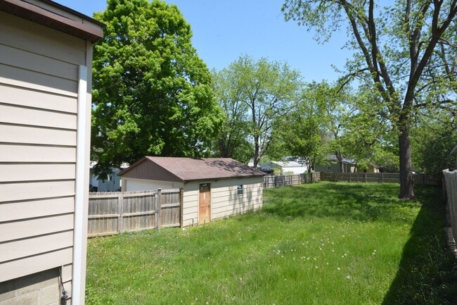 Building Photo - Beautiful Family Home Near Downtown And Al...