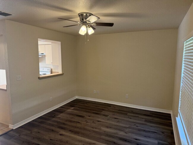 Building Photo - 2 Bedroom, 2 1/2 Bathroom Apartment