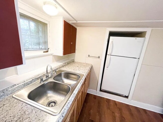 Building Photo - 705 E Seneca St