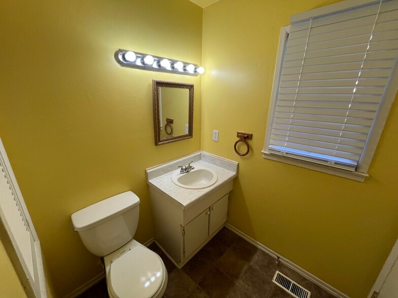 Main Bathroom - 5316 Newhall Rd