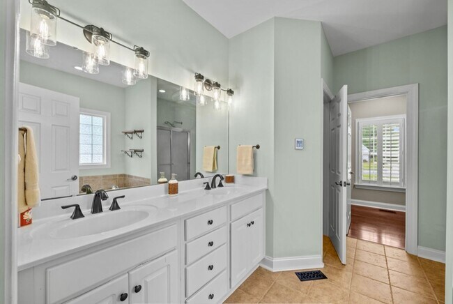 Building Photo - RARE STUNNER 4BR/2.5BA Home in Carolina Co...