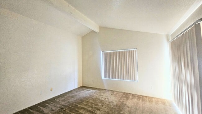 Building Photo - Gorgeous Single Story Home- Huge Back Yard...