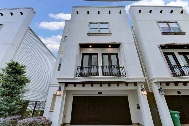 Building Photo - Beautiful 3 bedroom/3.5 bath Mediterranean...