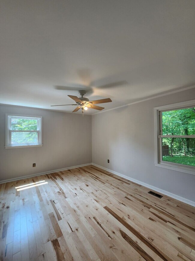 Building Photo - East Asheville Rental!