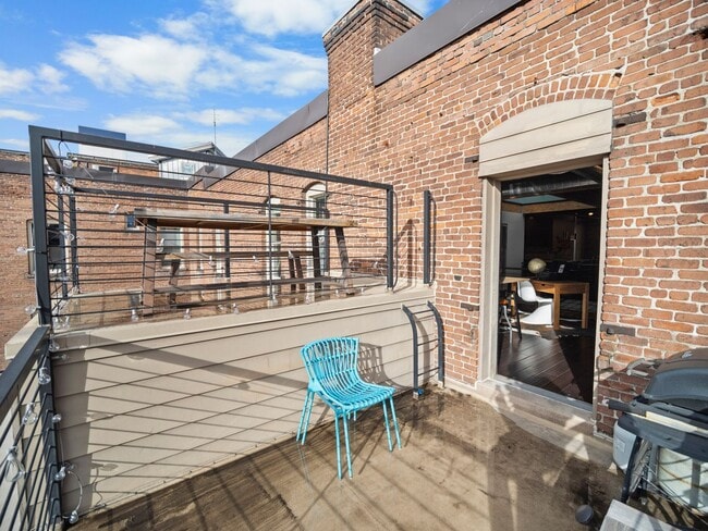 Building Photo - 401 W 1st Ave