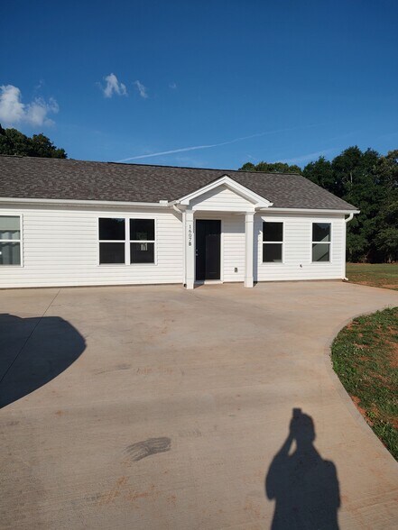 Building Photo - 1607 N Green River Rd