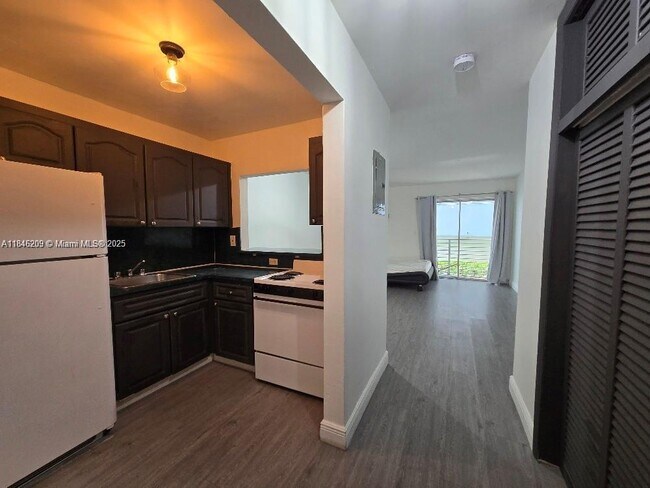 Building Photo - 1441 Lincoln Rd