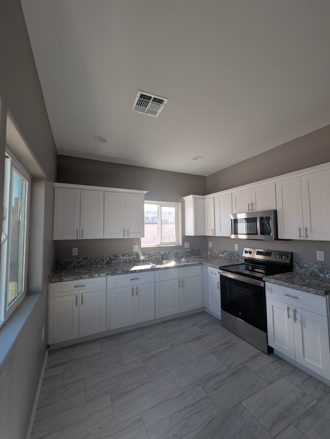 Building Photo - New Construction, New Appliances, New Blin...