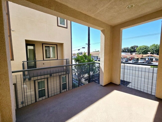 Building Photo - Tri-level Townhome in Prime Fullerton Location!