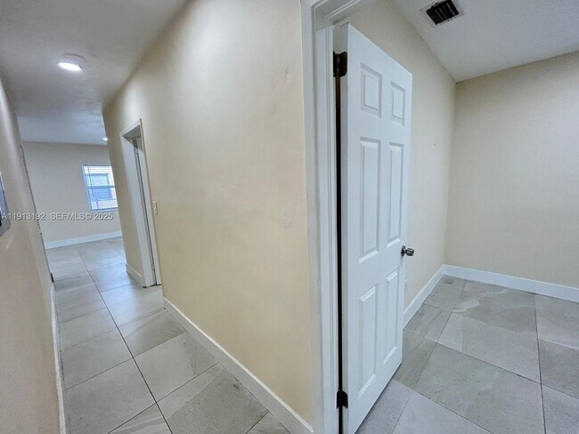 Building Photo - 610 E 8th Ave