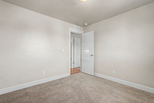 Building Photo - 5140 N Elmstone Ave