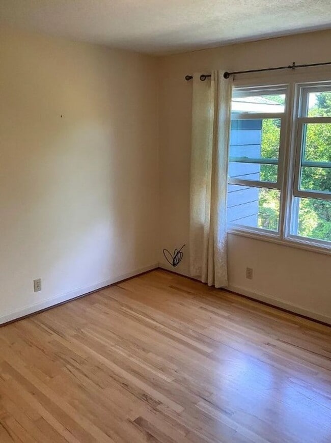 Building Photo - Charming Maplewood SFH with garden beds, fruit trees and finished basement