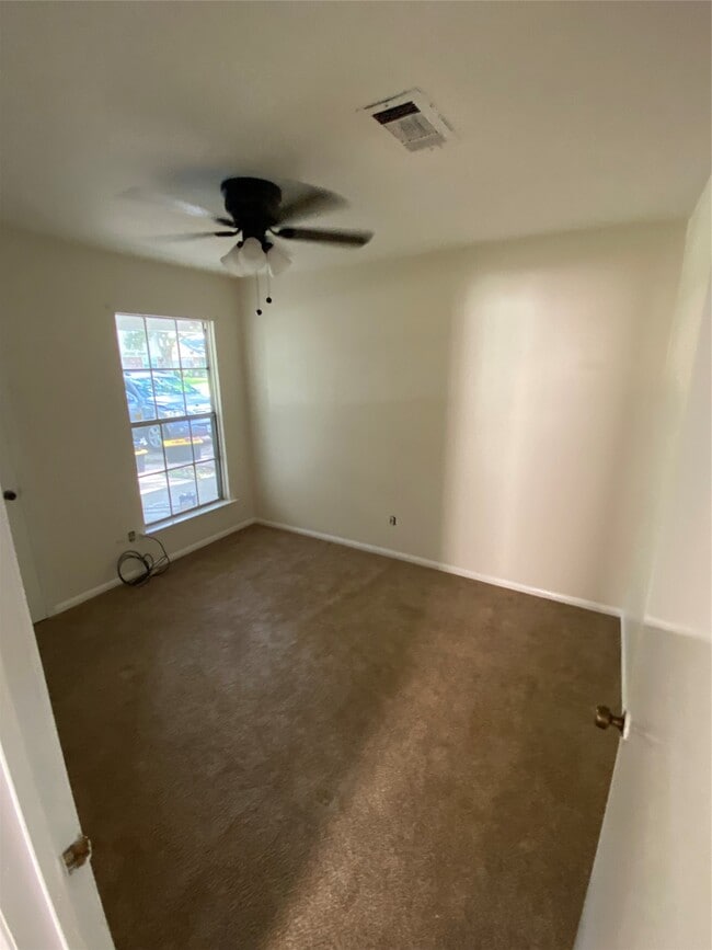 Building Photo - 2220 Ripple Creek Dr