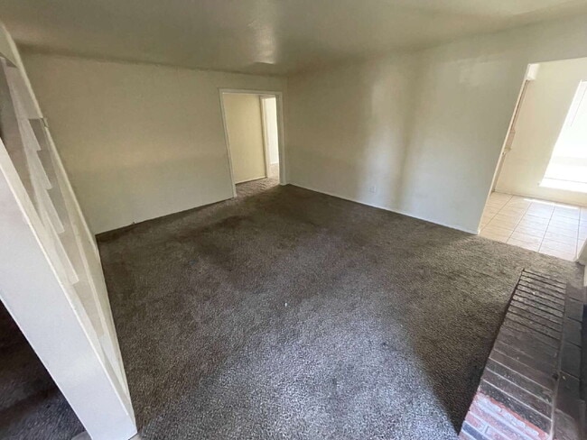 Building Photo - 3-Bedroom Duplex in OKC