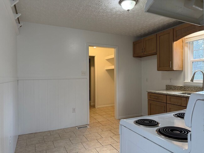 Building Photo - 3-bedroom, 2-bath brick ranch in Black Mountain