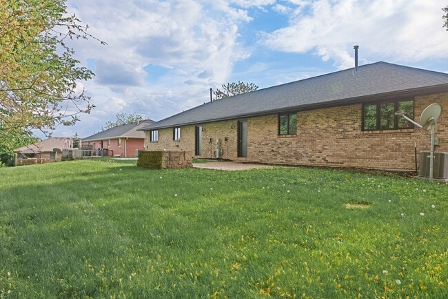 Building Photo - 2328 Lynwood St