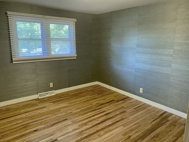 Building Photo - Charming 3-Bedroom Oasis with Expansive Yard and Driveway!