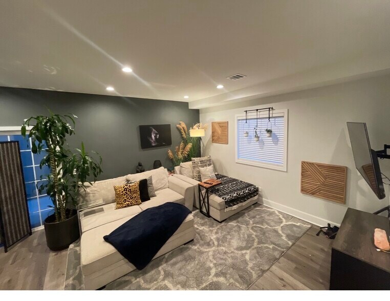 Building Photo - 4400 Boyar Ave