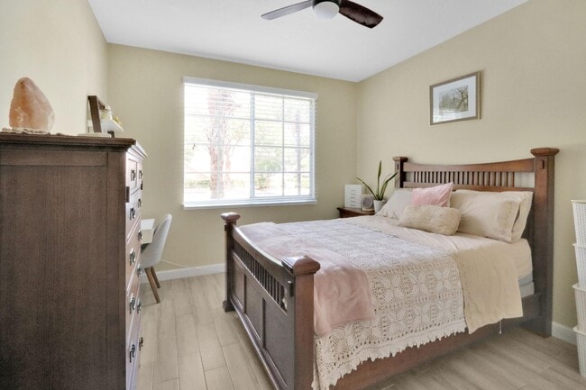 Building Photo - 2111 Myrtlewood Cir E