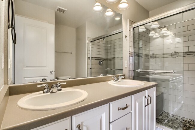 Building Photo - Beautiful 3 bedroom townhome in Central Pa...