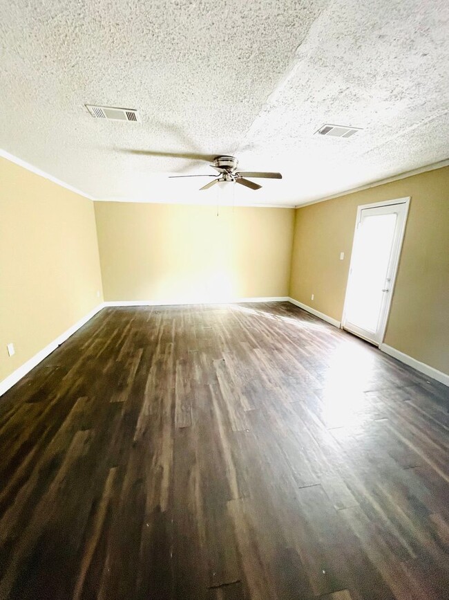 Building Photo - ** 3 bed 1.5 bath located across from Fraz...