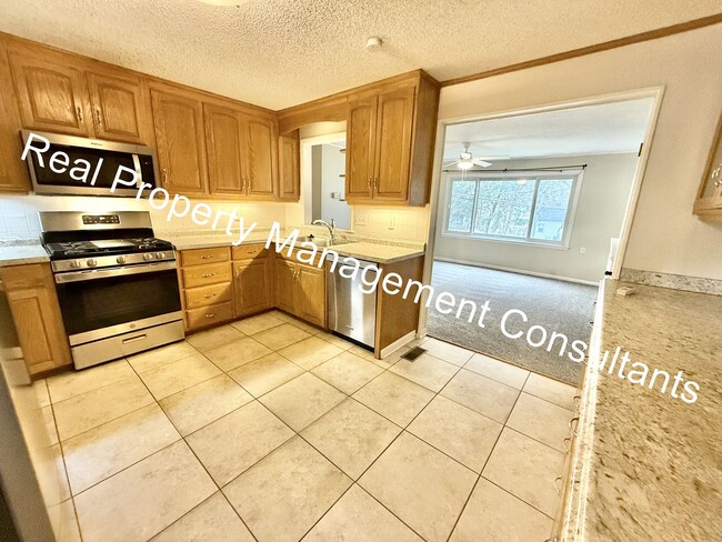 Building Photo - 3-Bedroom Home Near Downtown Overland Park!