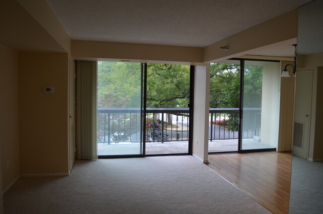 Light and airy livingroom - 7401 Westlake Ter