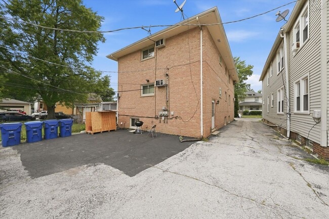 Building Photo - 2521 Lewis St
