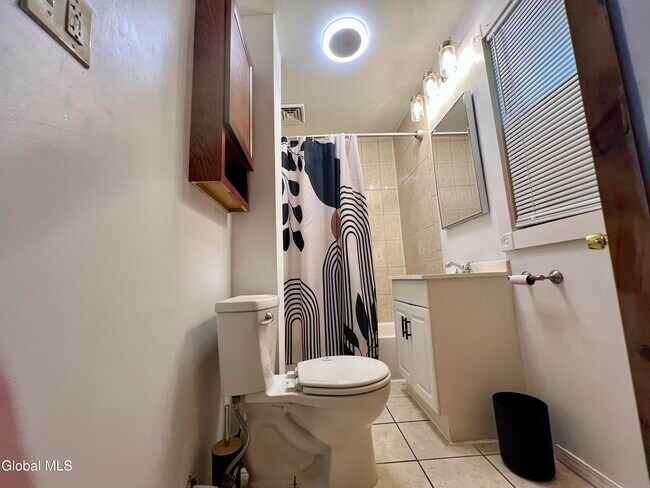 Building Photo - 39 1/2 Milton Ave