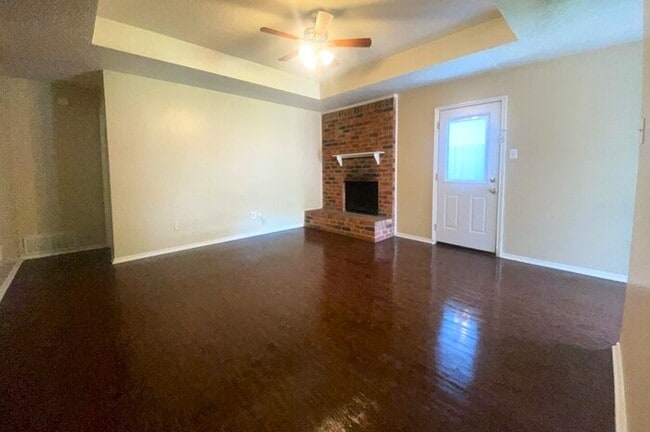 Building Photo - Duplex 2/2 with 2 car garage pre-leasing i...