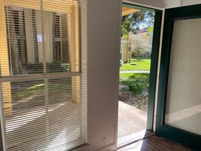 Building Photo - 977 Riverside Dr