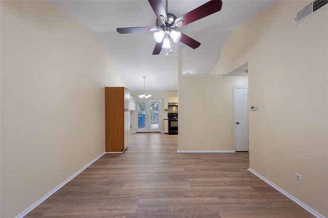 Building Photo - 1015 E Yager Ln
