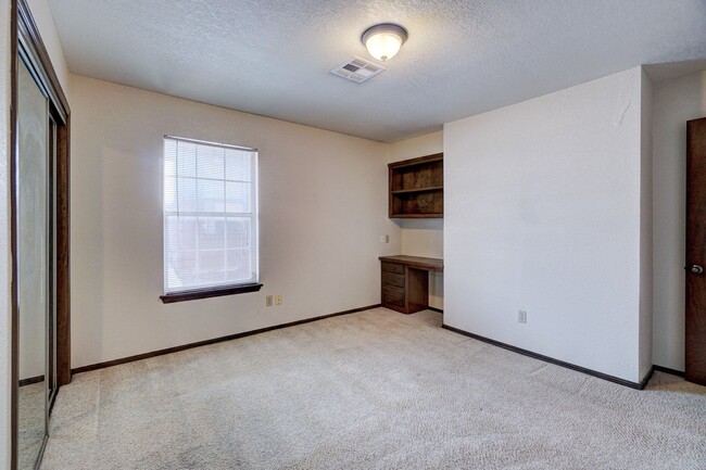 Building Photo - Inviting 3-Bedroom Home with Fireplace & P...